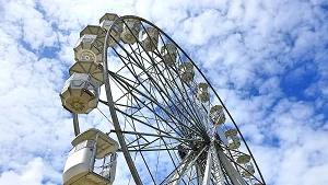 Ein Riesenrad ist für ein Volksfest aufgebaut