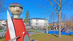 Obotritenfürst Otto vor der Minigolf-Anlage