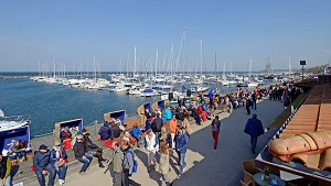 Promenade am Yachthafen