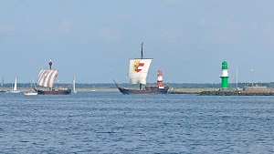 Koggen Ubena von Bremen und Wissemara zwischen den Warnemünder Molenköpfen