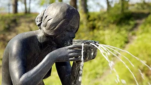 Die „Trinkende“ im Rosengarten