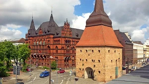 Steintor und Ständehaus nahe Stadtzentrum Rostock