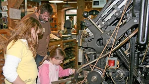 Schriftsetzen in der Spielkartenfabrik