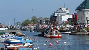 Brückenöffnung zum „Warnemünder Frühlingslandgang“