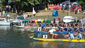 Drachenbootrennen südlich der Bahnhofsbrücke