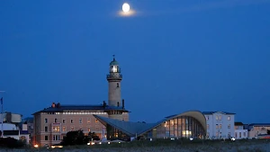 Warnemünder Leuchtturm im Mondschein