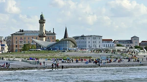 Warnemünder Leuchtturm und Teepott