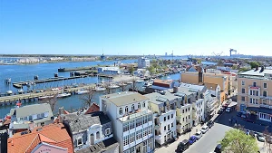 Blick vom Leuchtturm Richtung Südosten zum Seekanal und Seehafen