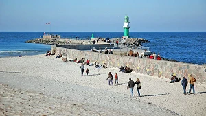 Im Frühjahr und Herbst ist der Sand an der warmen Mauer der Westmole ein beliebter Sitzplatz