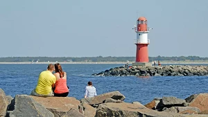 „Sehleute“ beobachten Schiffe von der Warnemünder Mole aus