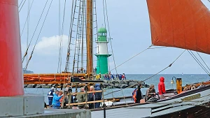 Segelschiff passiert das Leuchtfeuer der Westmole