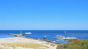 Molen ragen weit in die Ostsee und bilden eine schützende Hafeneinfahrt