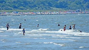 Badespaß im Sommer am Warnemünder Strand