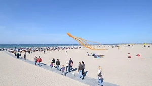 Breiter weißer Sandstrand von Warnemünde