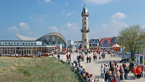 Buntes Angebot auf der Promenade zum Stromerwachen