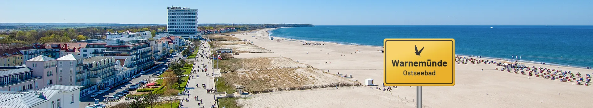 Ostseebad Warnemünde - Blick vom Leuchtturm auf den breiten Strand und Ostsee