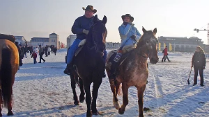 Reiter am Strand zum Warnemünder Wintervergnügen