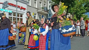 Trachtengruppe im Festumzug der Warnemünder Woche