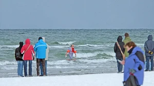 Eisbader zum Warnemünder Wintervergnügen