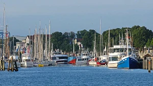 Fischkutter, Segelboote, Fahrgastschiffe und Motoryachten im Alten Strom