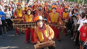 Künstler unterhalten das Publikum beim Straßentheaterfest