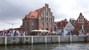 Blick vom Hafen auf Giebelhäuser und Wassertor