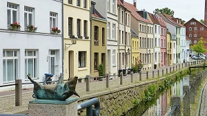 eins der Glücksschweine an der Schweinsbrücke in der Altstadt nahe der St.-Nikolai-Kirche