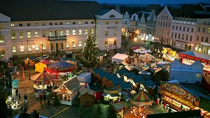 Fahrgeschäfte und Buden auf dem Marktplatz