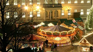 Fahrgeschäfte und Buden auf dem Marktplatz