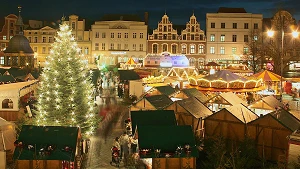 Fahrgeschäfte und Buden auf dem Marktplatz